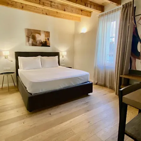 Pensionat Malvezzi24 Boutique Desenzano del Garda